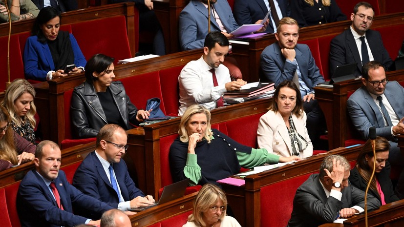 BFMTV: фракция Ле Пен намерена вынести вотум недоверия правительству Франции