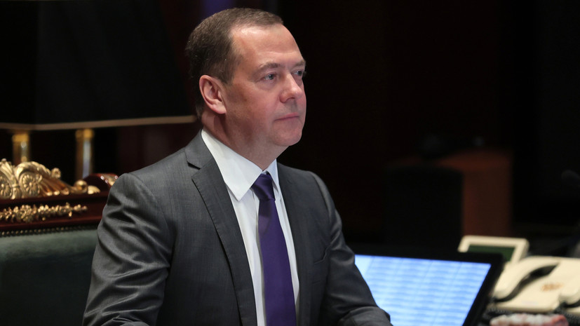 Медведев в ответ на вопрос Маска об Артёмовске пригласил его на День Победы