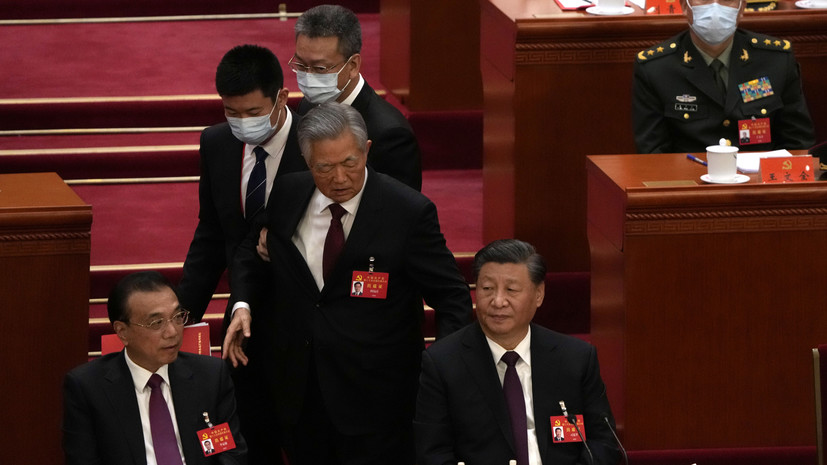 Экс-лидер Китая Ху Цзиньтао досрочно покинул церемонию закрытия съезда КПК
