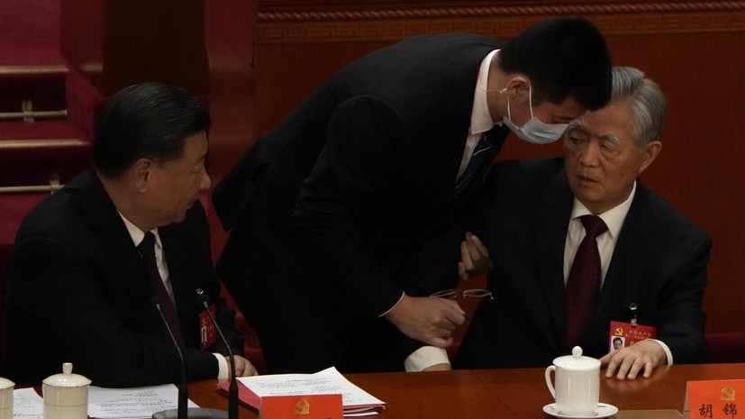 «Синьхуа»: экс-лидер КНР Ху Цзиньтао покинул зал съезда КПК из-за плохого самочувствия