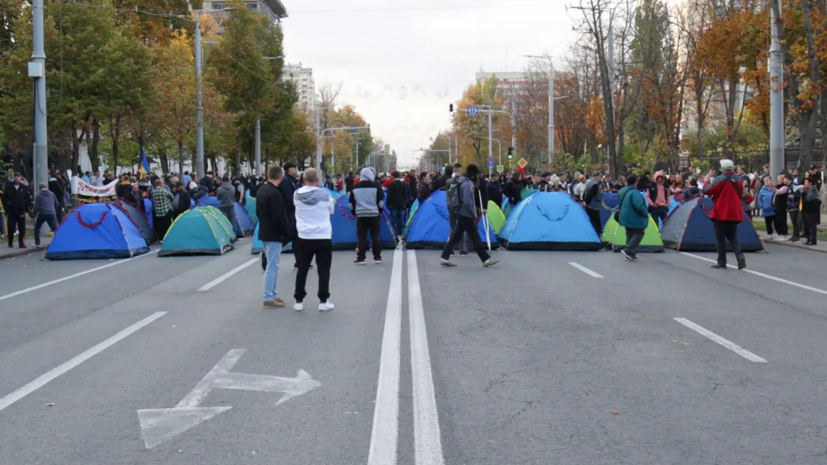 Сторонники партии «Шор» размещают палатки у здания генпрокуратуры Молдавии