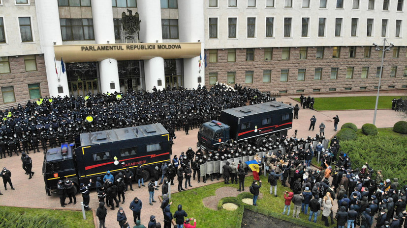Полиция задержала около десяти участников протеста в Кишинёве