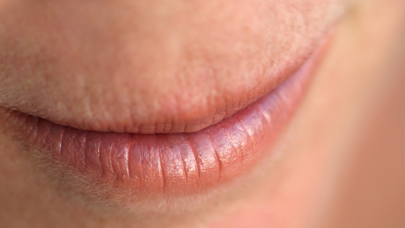 Дерматолог Вертиева назвала нехватку витаминов одной из причин растрескавшихся губ
