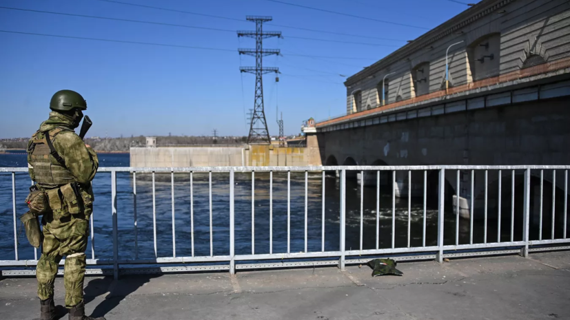 Три ракеты украинских военных попали в Каховскую ГЭС