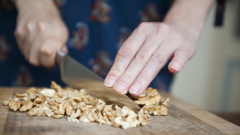 Диетолог Соломатина назвала грецкий орех полезным для пожилых