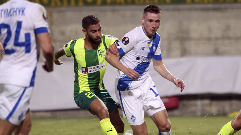 Стюарды отобрали антироссийский баннер у болельщицы киевского «Динамо»