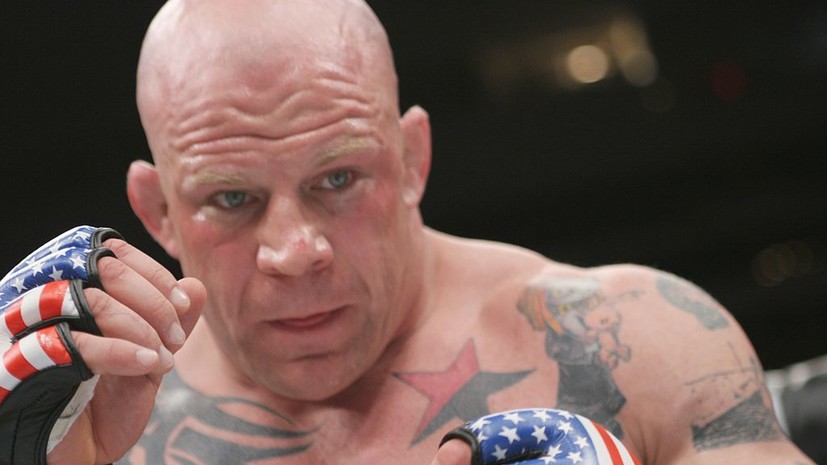 Монсона «вырубили» запрещённым приемом в прощальном бою