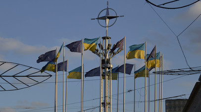 Эмблема НАТО, установленная в Киеве
