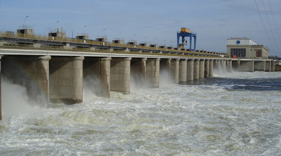 Сброс воды на плотине Каховской ГЭС, архивное фото