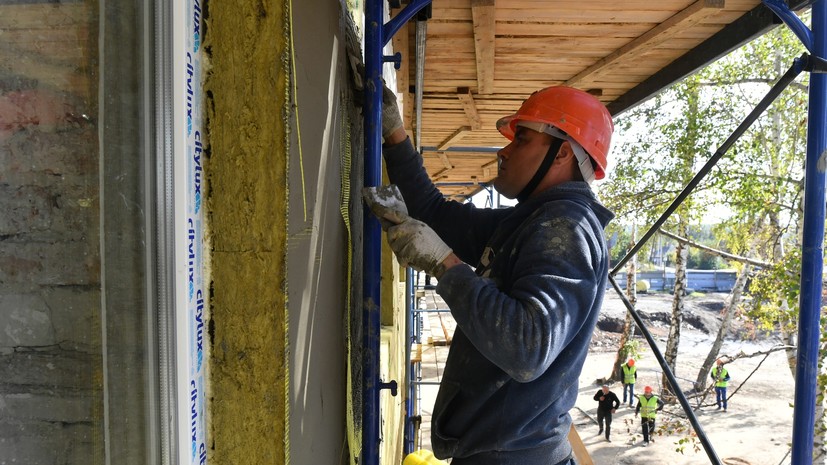 Строители из Ямала завершают реконструкцию ещё одного медучреждения в Волновахе