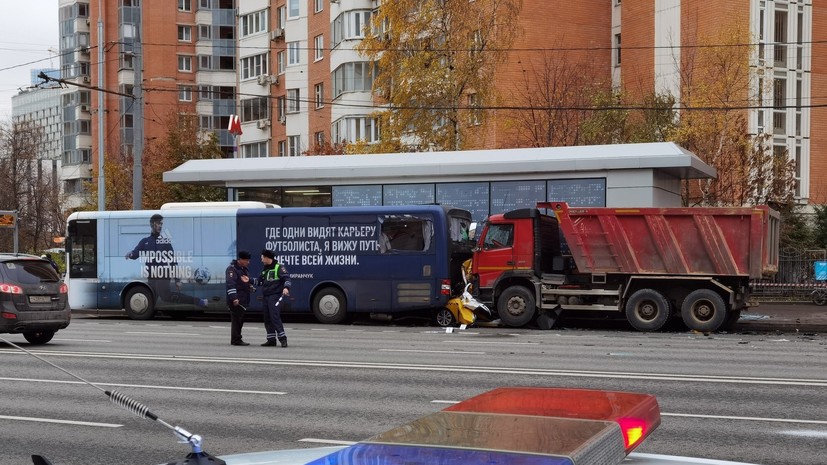 «Не снижая скорости»: в Москве грузовик врезался в отъезжавшее от остановки такси