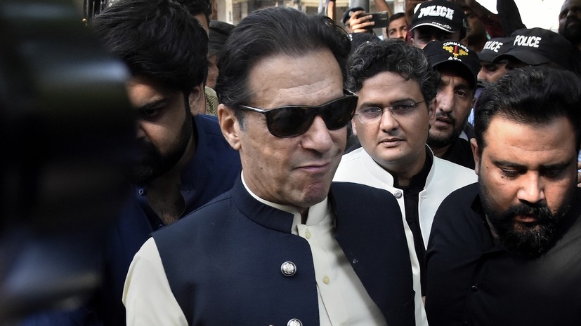 Экс-премьер Пакистана получил ранения обеих ног