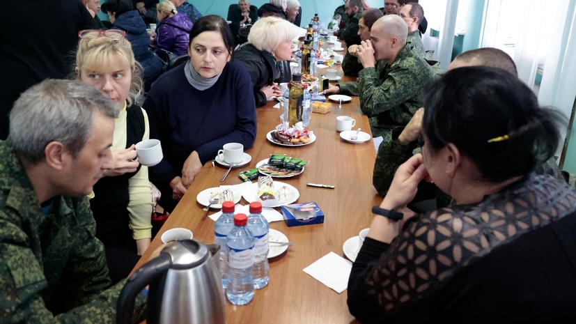 «Хотел подорвать себя, но пожалел мать»: родственники обменянных российских военных — о попадании в плен