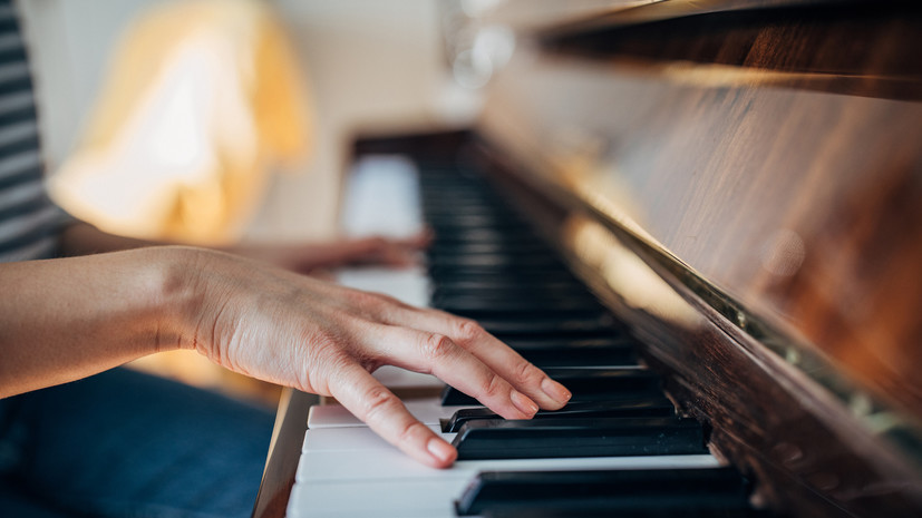 Учитель музыки Деревягина рассказала, что игра на фортепиано способствует развитию мозга