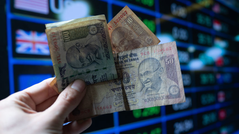 Власти Индии разрешили использование рупии для международных торговых расчётов
