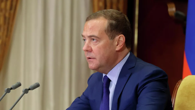 Медведев: Россия в одиночку сражается с НАТО и Западом — РТ на русском