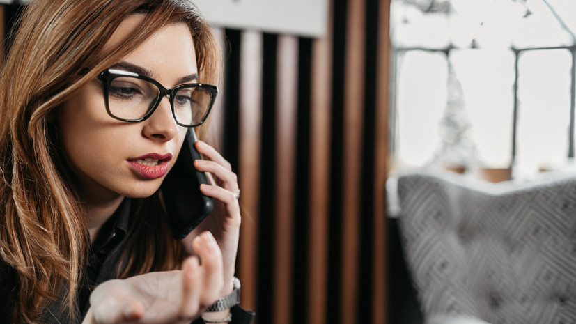 Психолог Малышева посоветовала не паниковать при внезапном звонке из банка