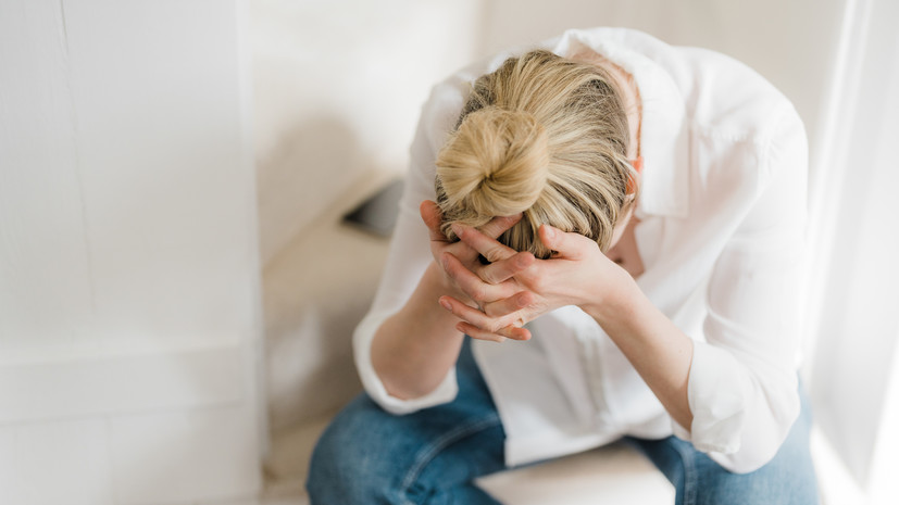 Психолог Клименко посоветовала не заниматься самолечением при депрессии