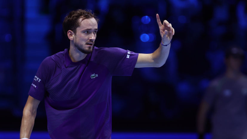 Тарпищев оценил шансы Медведева обыграть Циципаса на Итоговом турнире