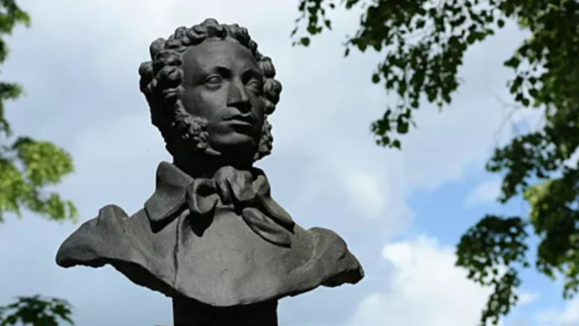 В Черновцах на Украине демонтировали памятник поэту Александру Пушкину