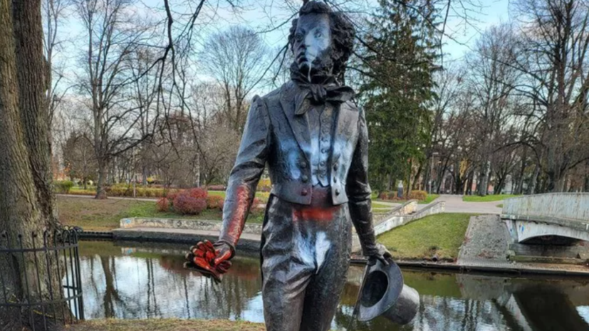 Посольство России сообщило об осквернении памятника поэту Александру Пушкину в Латвии