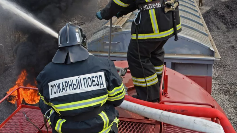 ТАСС: к тушению возгорания на Комсомольской площади в Москве привлекли пожарный поезд