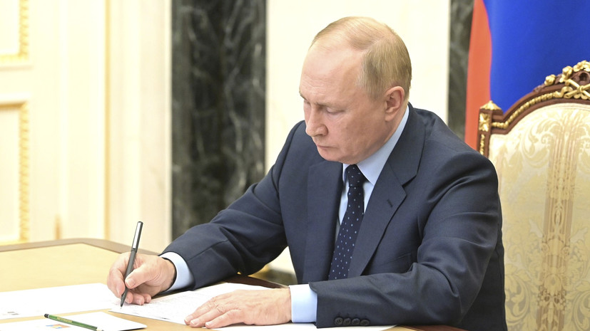 Путин подписал закон о едином пособии беременным и семьям с детьми