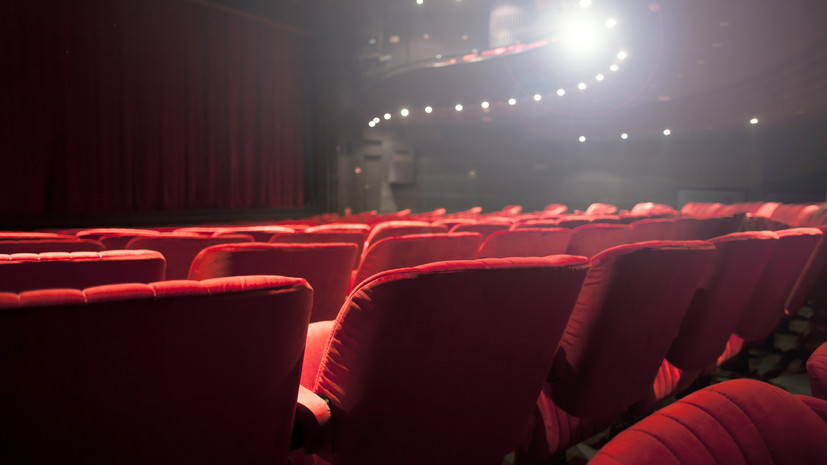 Вокалистка Донецкого театра получила членский билет Союза театральных деятелей России