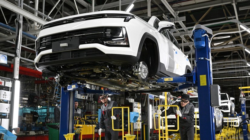 Новая модель под старым брендом: автомобильный завод «Москвич» возобновил работу
