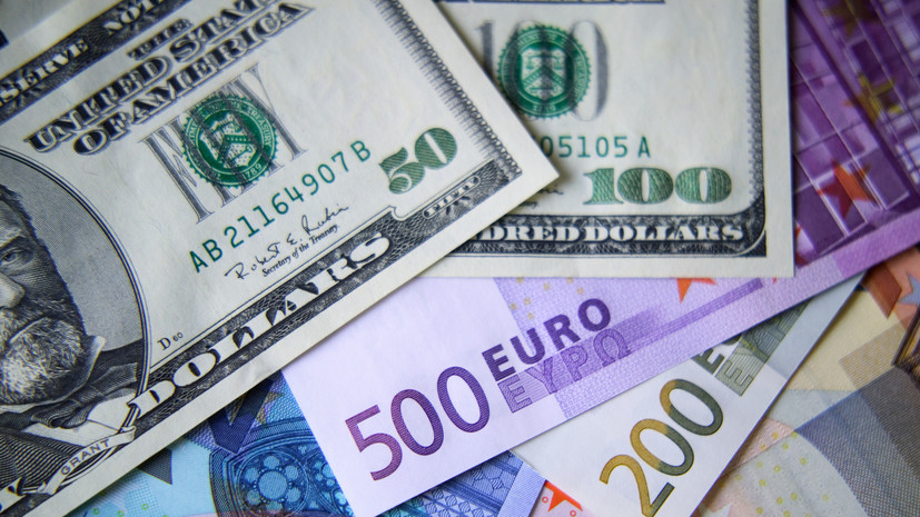 Аналитик Васильев считает, что покупать доллары и евро стало выгоднее