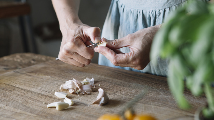 Врач Тихомирова посоветовала людям с заболеваниями ЖКТ отказаться от лука и чеснока