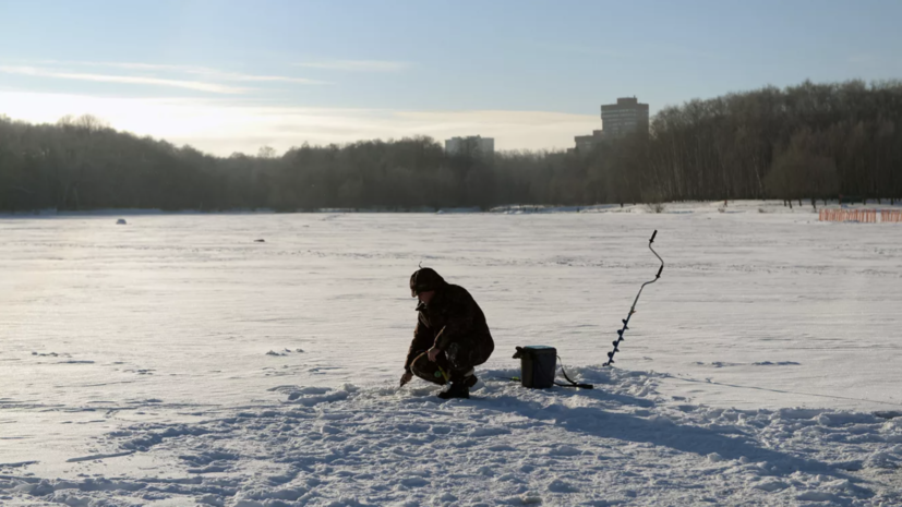 Жителям Подмосковья посоветовали не выходить на лёд на водоёмах