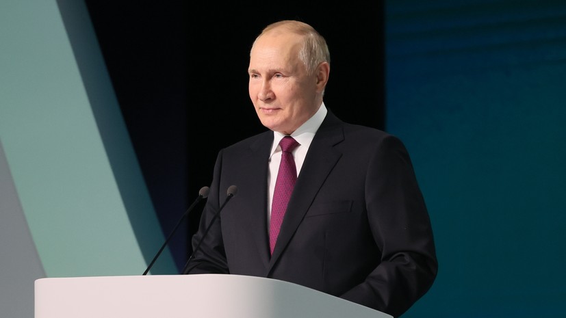 «Значение прорывов в этой сфере колоссально»: Путин призвал наращивать усилия по развитию искусственного интеллекта в РФ