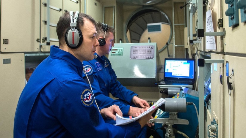 «Роскосмос» отложил выход в открытый космос Прокопьева и Петелина из-за скафандров