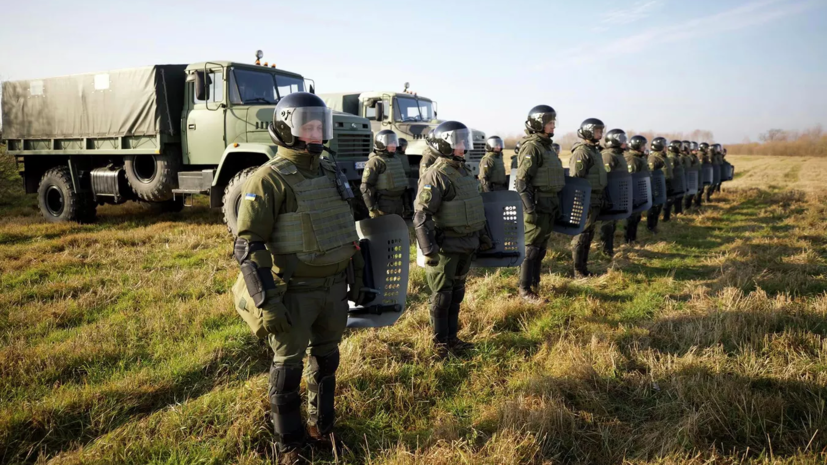 Белорусские пограничники ведут инженерное оборудование границы с Украиной