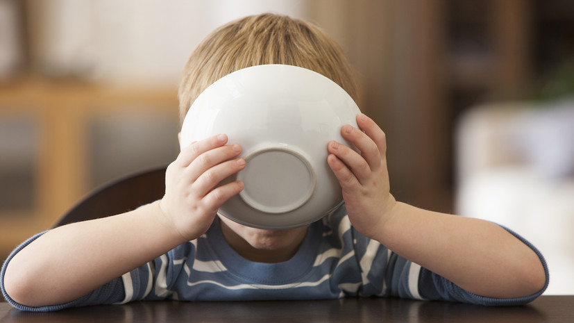 Диетолог Кабанов посоветовал родителям не заставлять ребёнка доедать еду