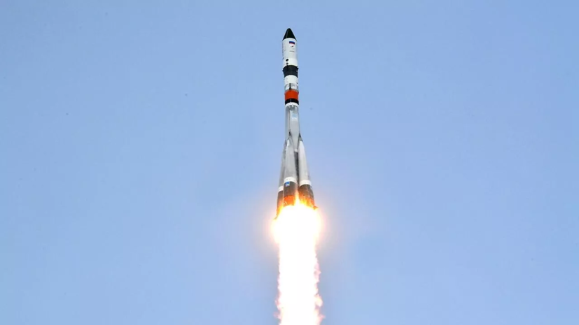 ВКС России запустили ракету-носитель с космическим аппаратом в интересах Минобороны