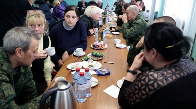 Родные и близкие общаются с вернувшимися из плена бойцами в Новоазовске Донецкой Народной Республики