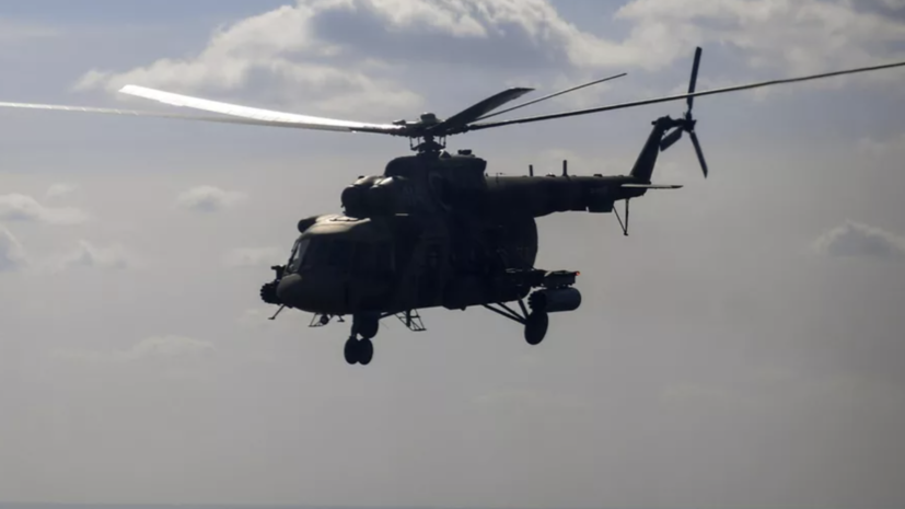 Вертолёт с вахтовиками совершил экстренную посадку в Омской области