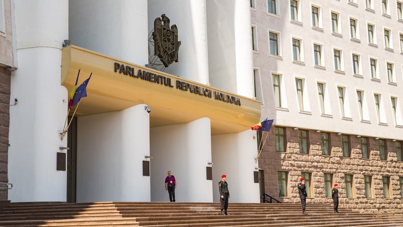 Парламент Молдавии одобрил поправки об отмене бюллетеней на русском языке