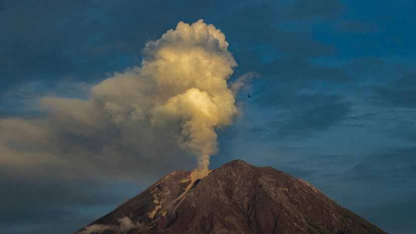 В Индонезии на острове Ява произошло извержение вулкана Семеру