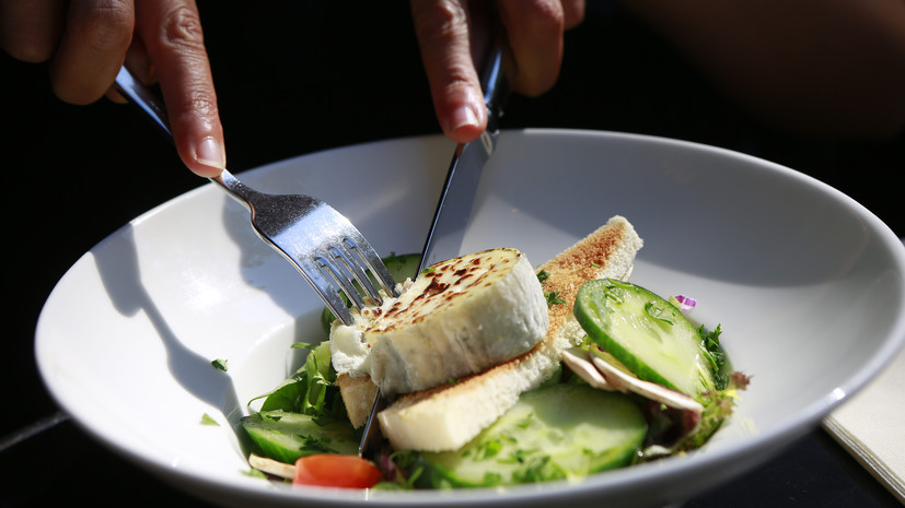 Диетолог Круглова заявила, что привычка доедать может привести к набору веса