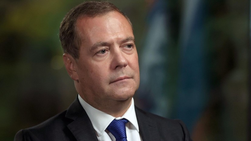 Медведев заявил, что Россию без ядерного оружия попытались бы «порвать на части»
