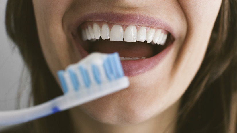 Стоматолог Мартынова посоветовала максимально очищать поверхность зубов для профилактики кариеса