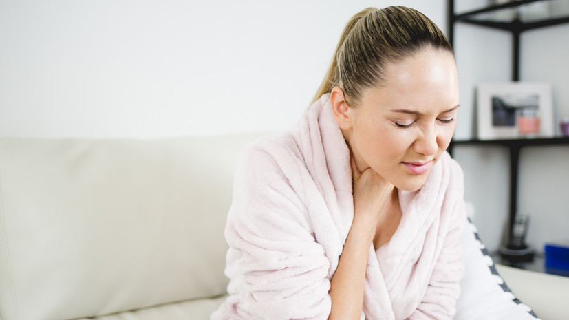 Терапевт Лапа заявила, что щекотание в горле может быть признаком развития пневмонии при гриппе