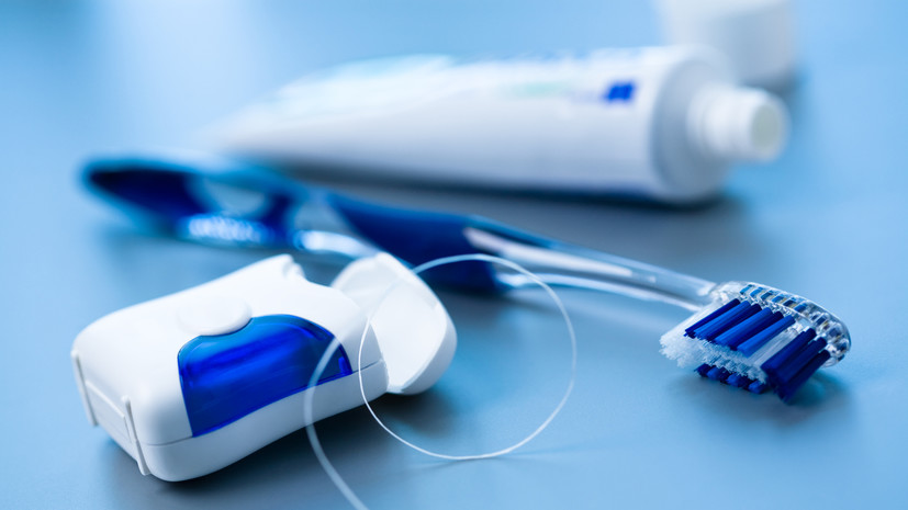 Стоматолог Копылов напомнил о последствиях травмирования десны зубной нитью