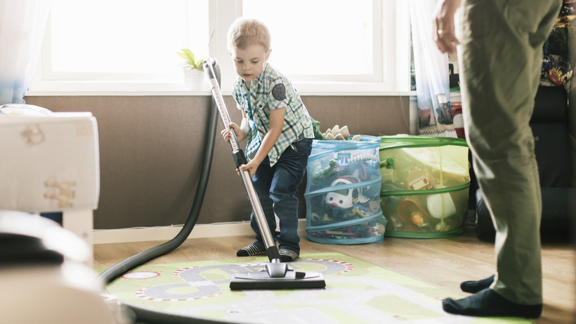 Исследование показало, что 73% россиян стараются привлекать детей к уборке