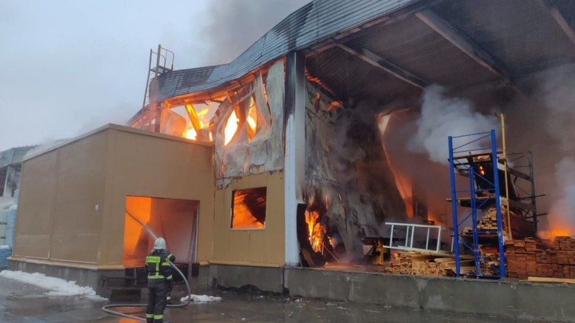 Пострадал один человек: что известно о пожаре в строительном магазине в Подмосковье