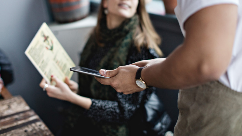 Исследование показало, что 13% россиян не оставляют чаевые