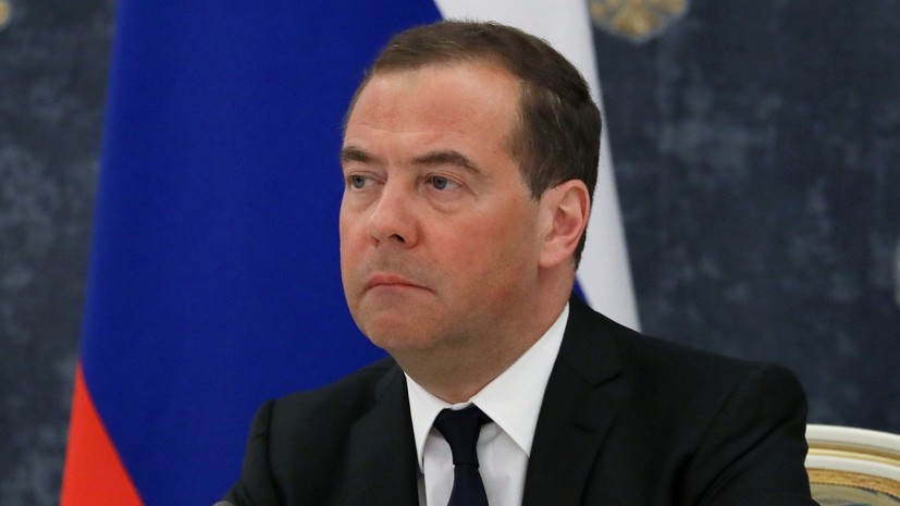 Медведев: Зеленский хочет создать из миссий ЕС живой щит на энергообъектах Украины